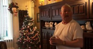 Het wordt voor Tiny en Lau weer tijd om de kerstverlichting op te hangen…