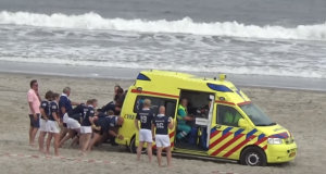 Rugbyteam helpt ambulance uit het zand!
