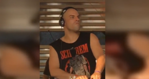 DJ bouwt zijn eigen feestje met een paar pillen op…