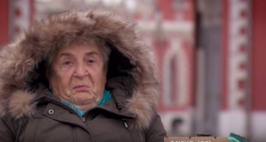 Annie en Ellis roken stiekem in de hotelkamer….