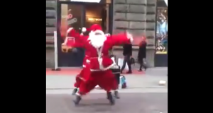 De kerstman draait een dansje midden op straat…