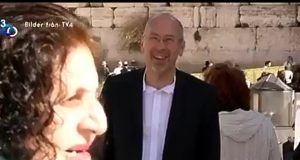 Vrouw komt even tussen het live verslag door…