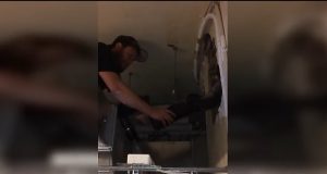 De loodgieter heeft een klein ongelukje…