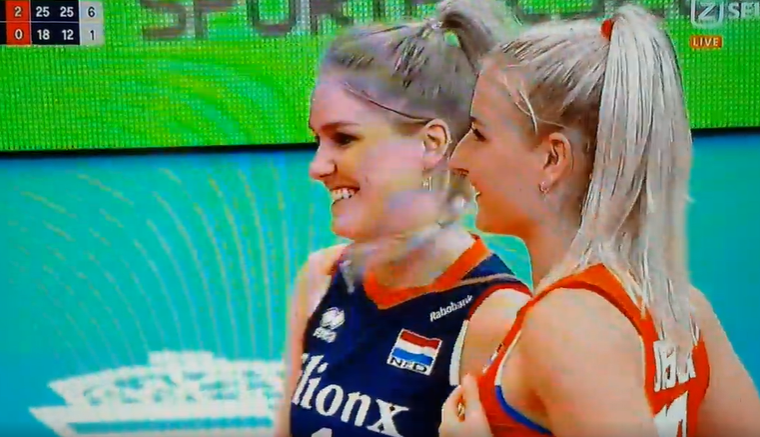 De volleybaldames hebben het naar hun zin!